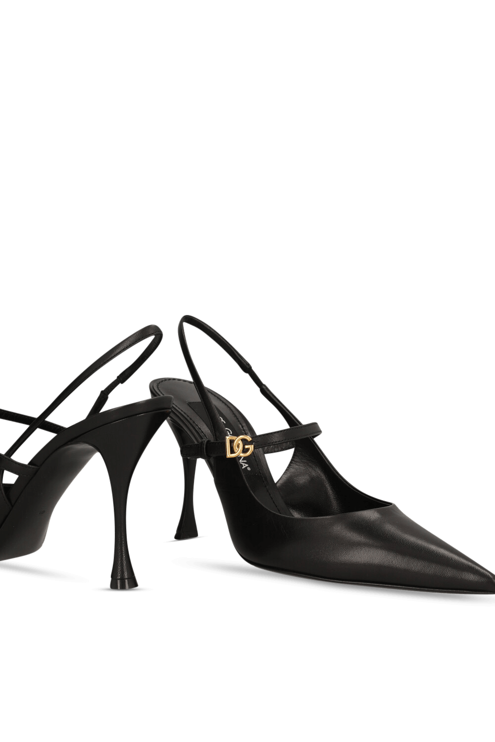 תמונת תקריב של נעלי עקב סלינג בק