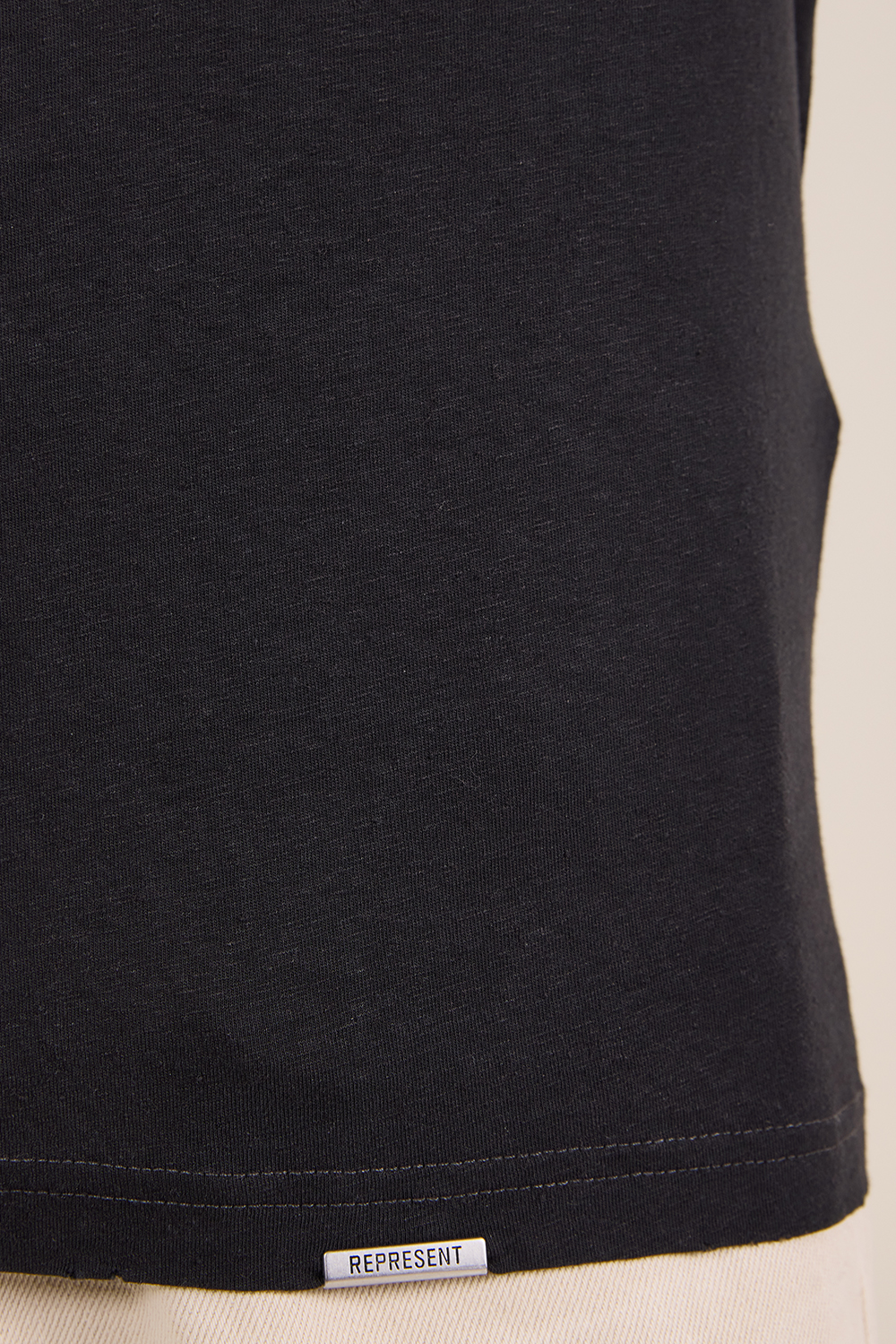 תמונת דוגמן אחורית של חולצת טי ריבר מנור