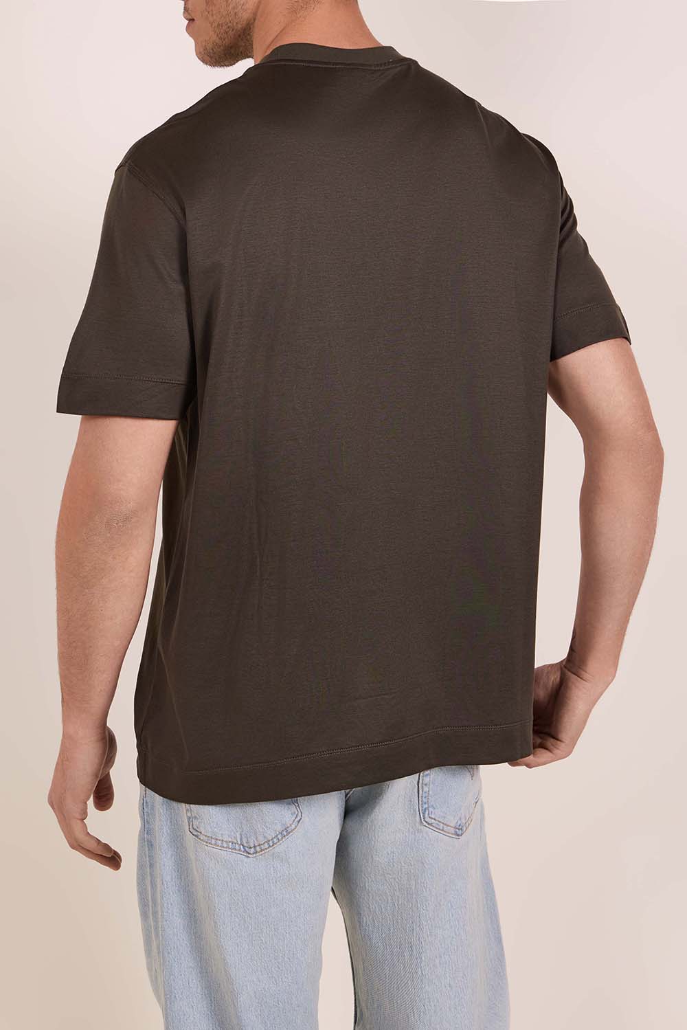 תמונת דוגמן אחורית של חולצת טי