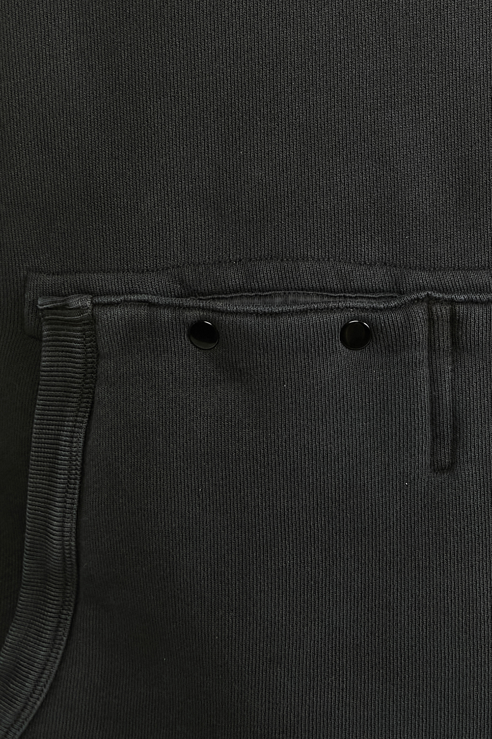 תמונת תקריב דוגמן של סווטשירט קפוצ'ון