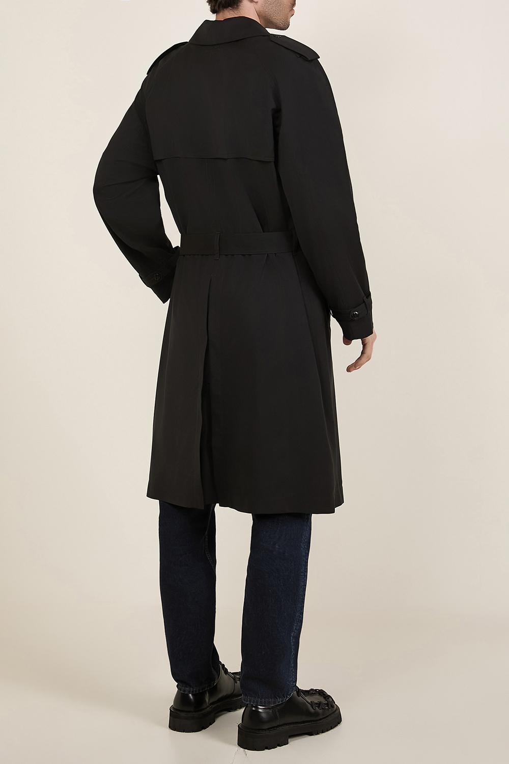 תמונת דוגמן אחורית של מעיל טרנץ' קל