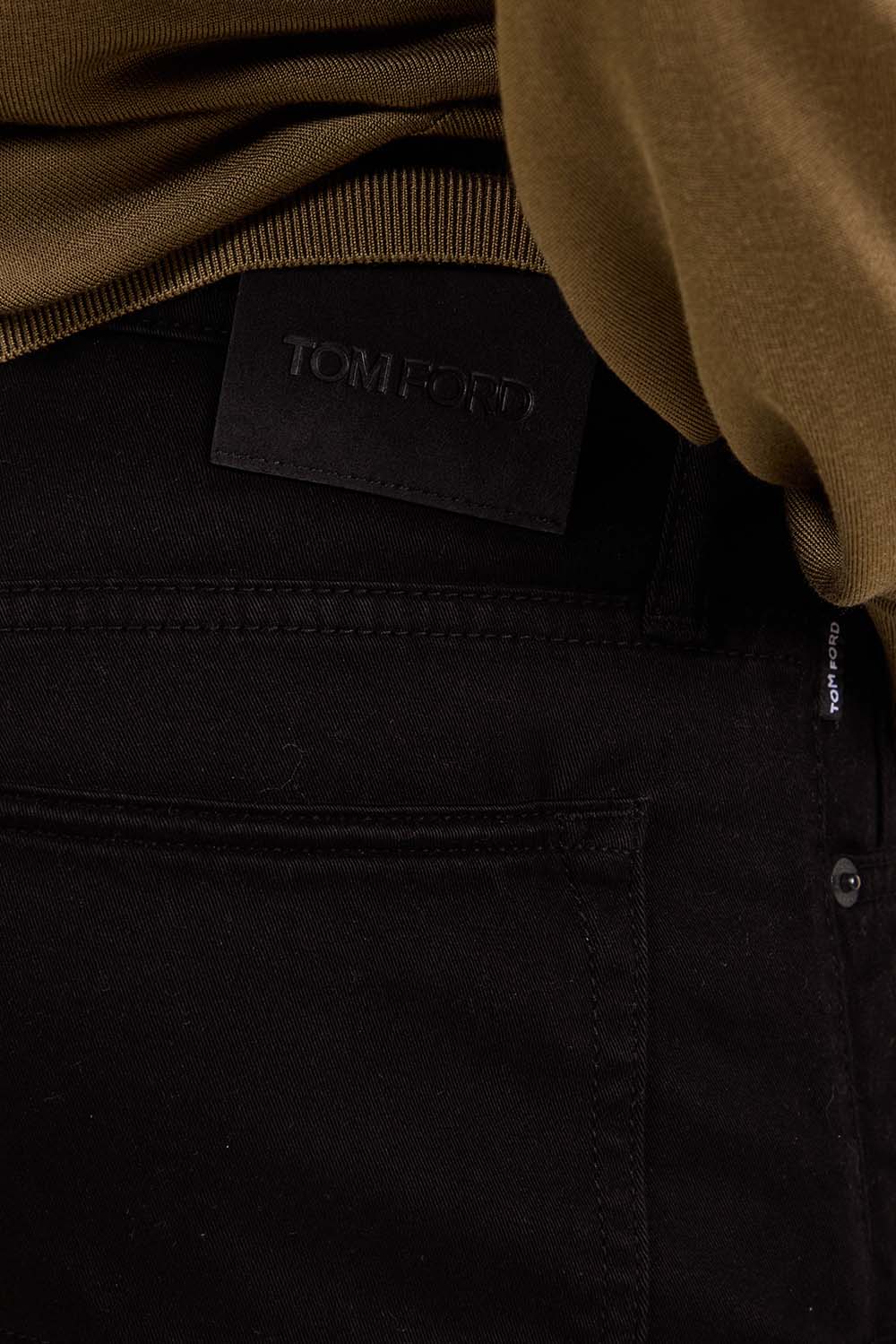 תמונת תקריב דוגמן של מכנסי ג'ינס ישרים