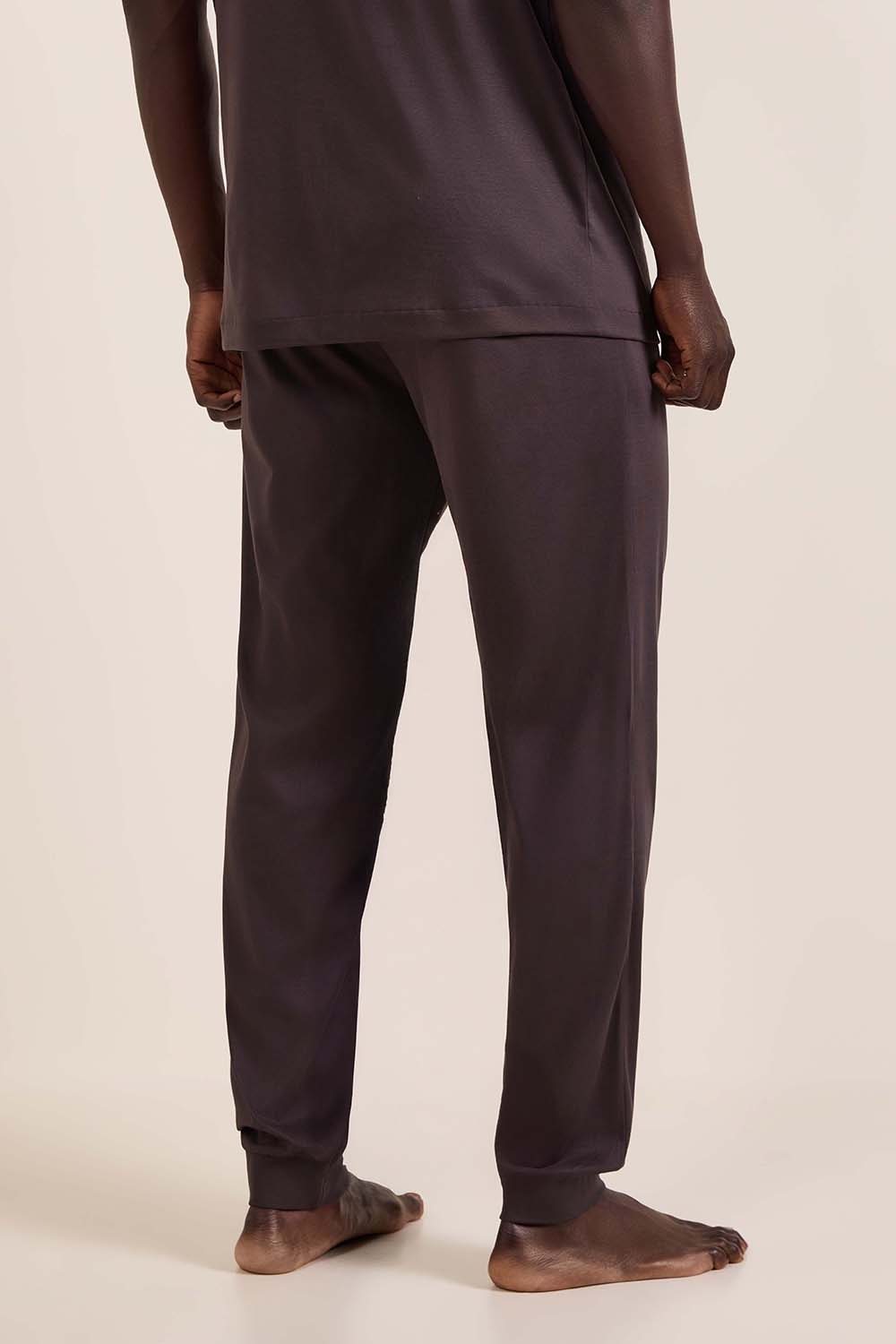 תמונת דוגמן אחורית של מכנסיים