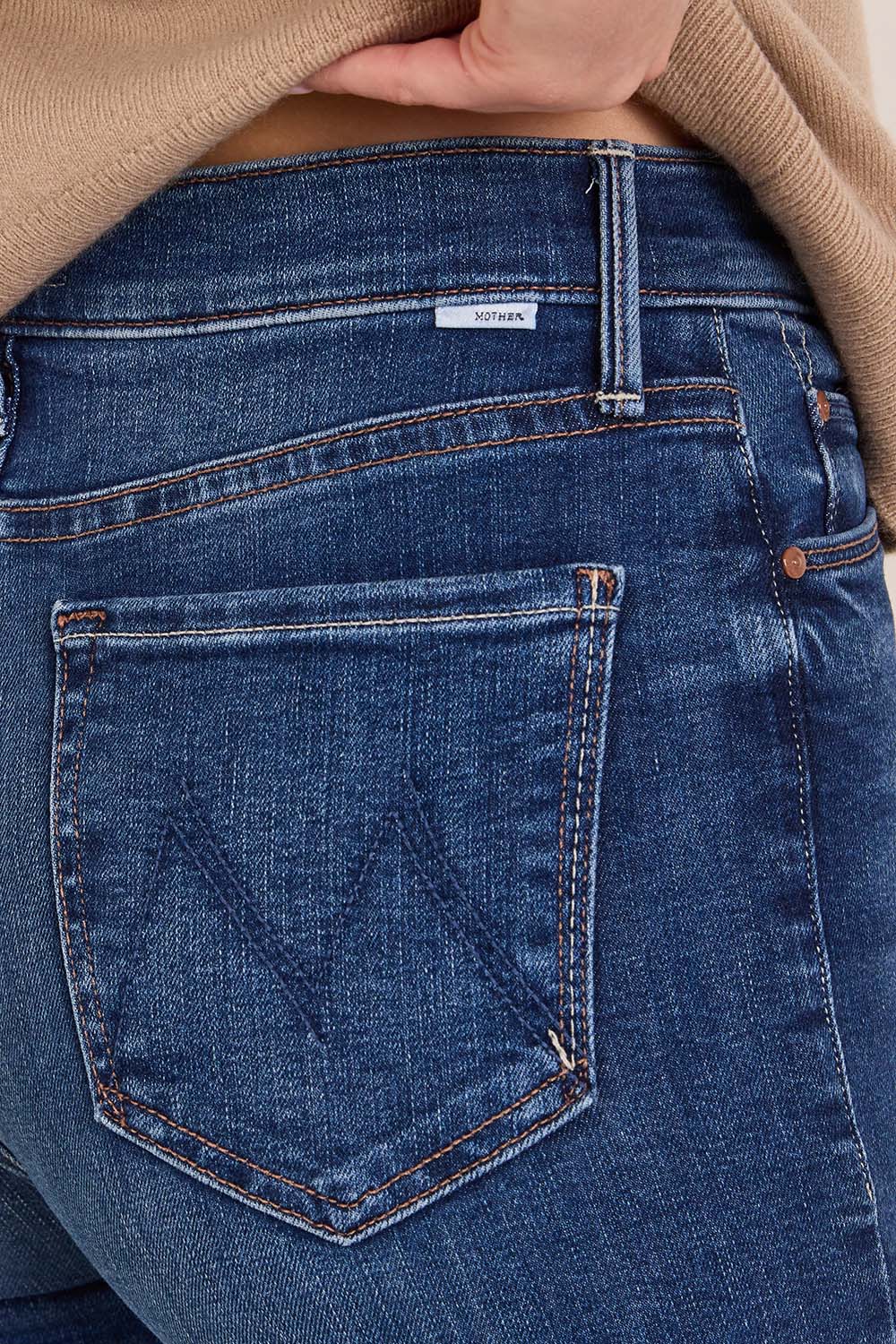 תמונת תקריב דוגמן של מכנסי ג'ינס ראנאווי בגזרה מתרחבת