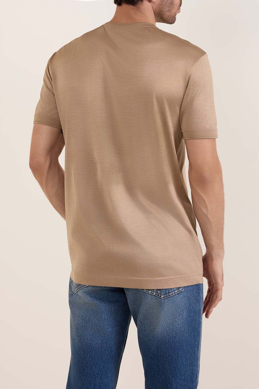 תמונת דוגמן אחורית של חולצת טי