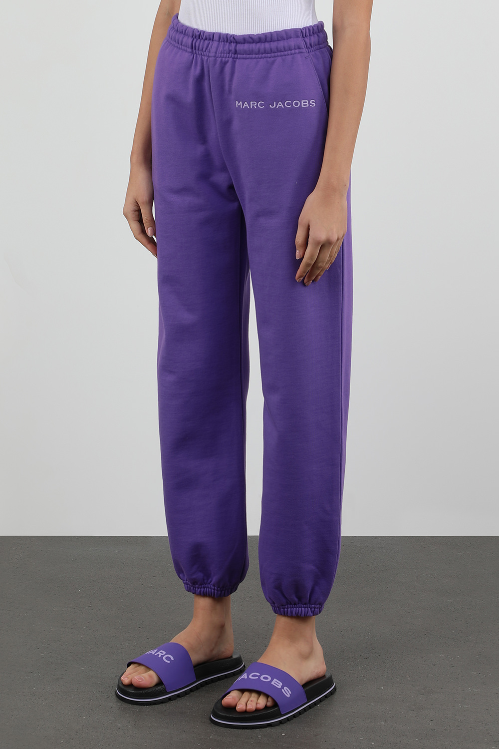 תמונת דוגמן קידמית של מכנסי טרנינג בגוון סגול