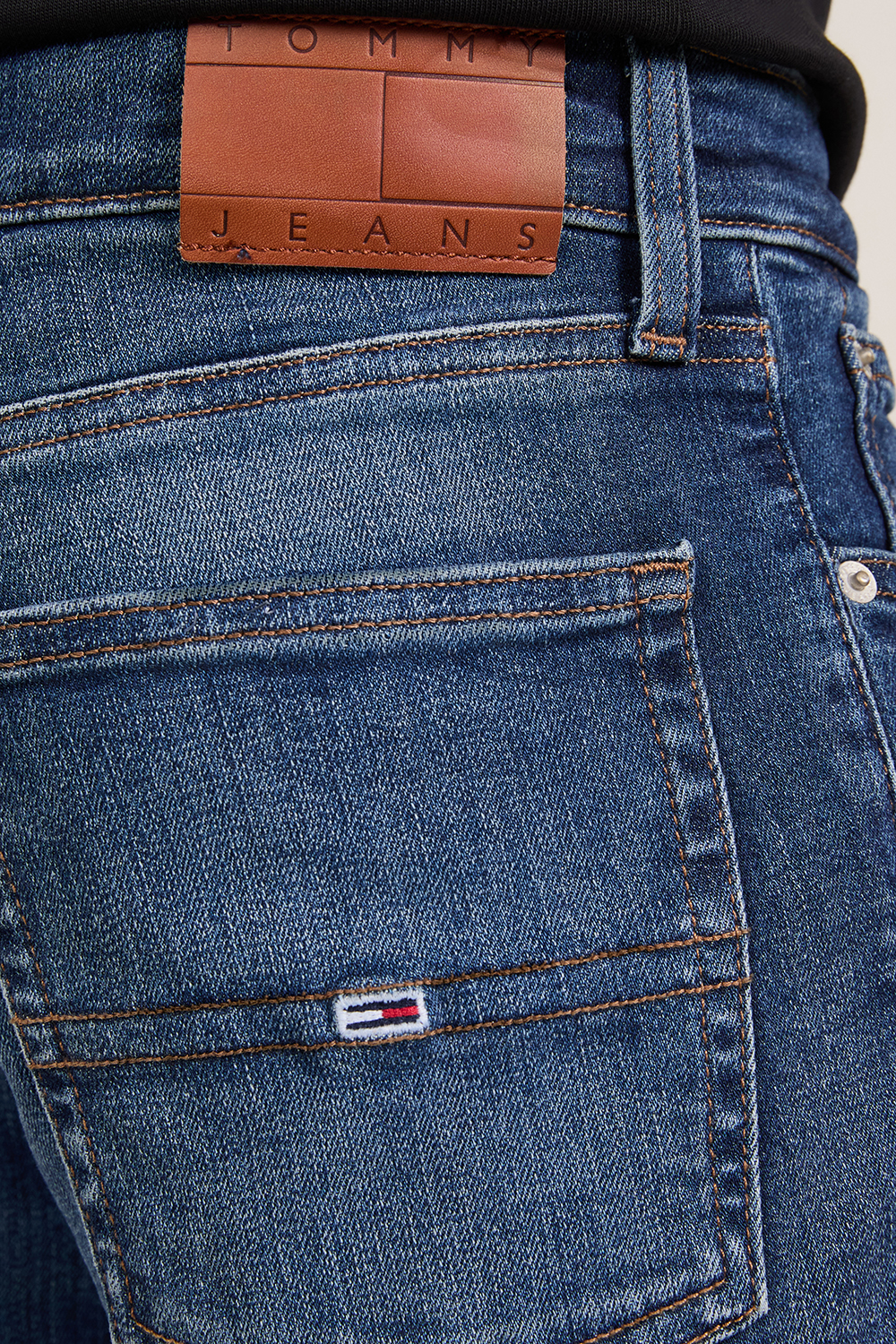 תמונת תקריב דוגמן של מכנסי ג'ינס סלים פיט