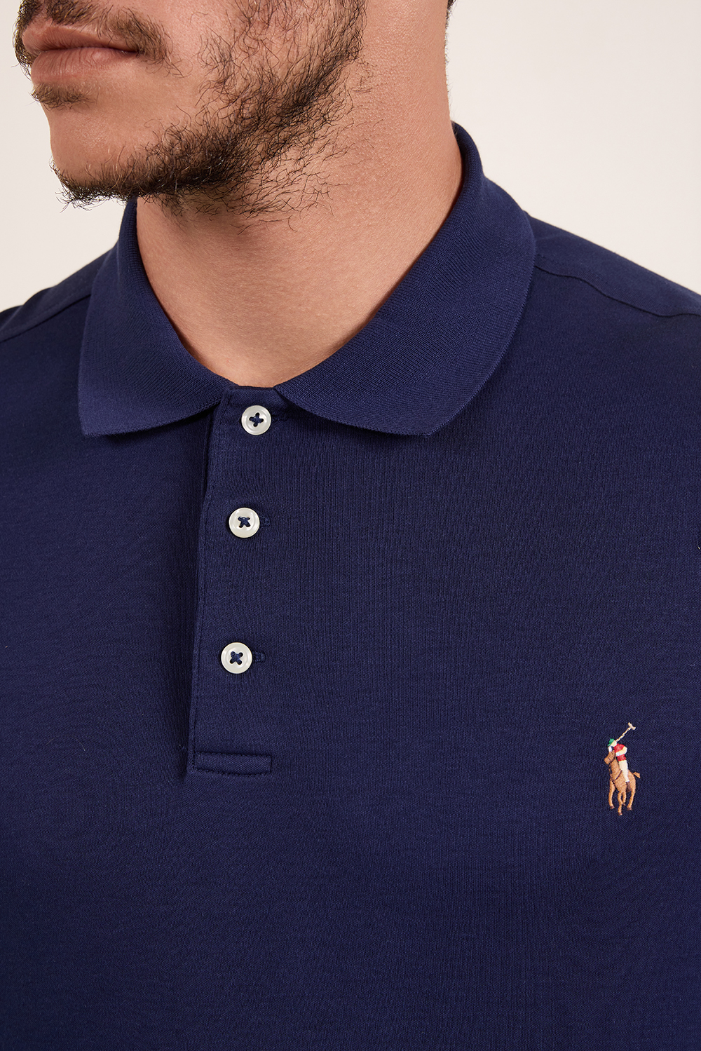 תמונת תקריב דוגמן של חולצת פולו