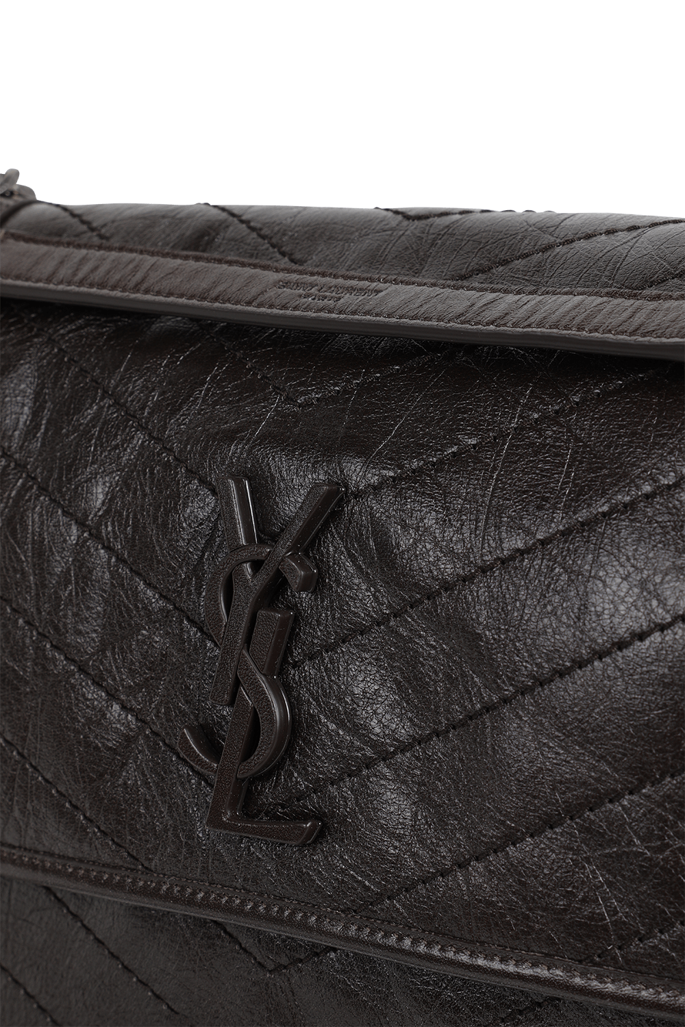 תמונת תקריב של תיק ניקי בגודל מדיום מעור בגוון חום