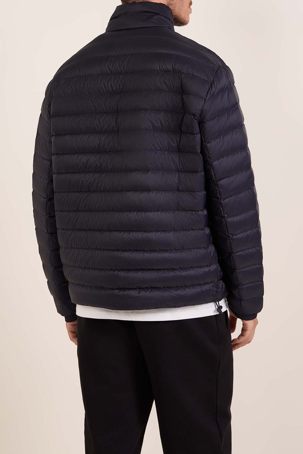 תמונת דוגמן אחורית של מעיל פוף