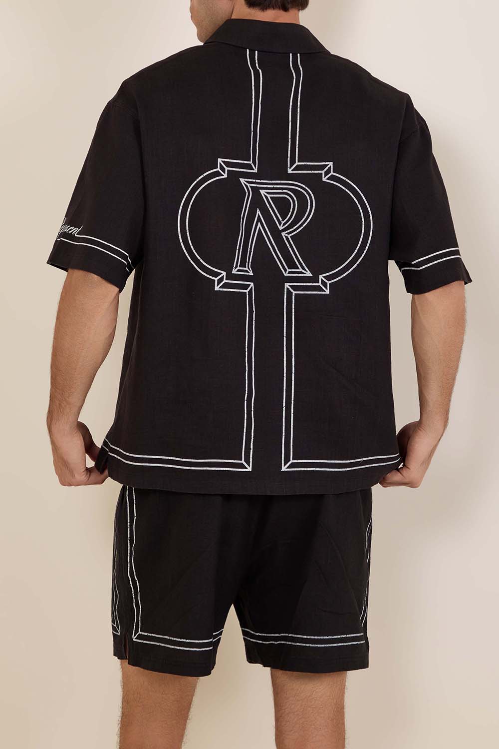 תמונת תקריב דוגמן של חולצה מכופתרת