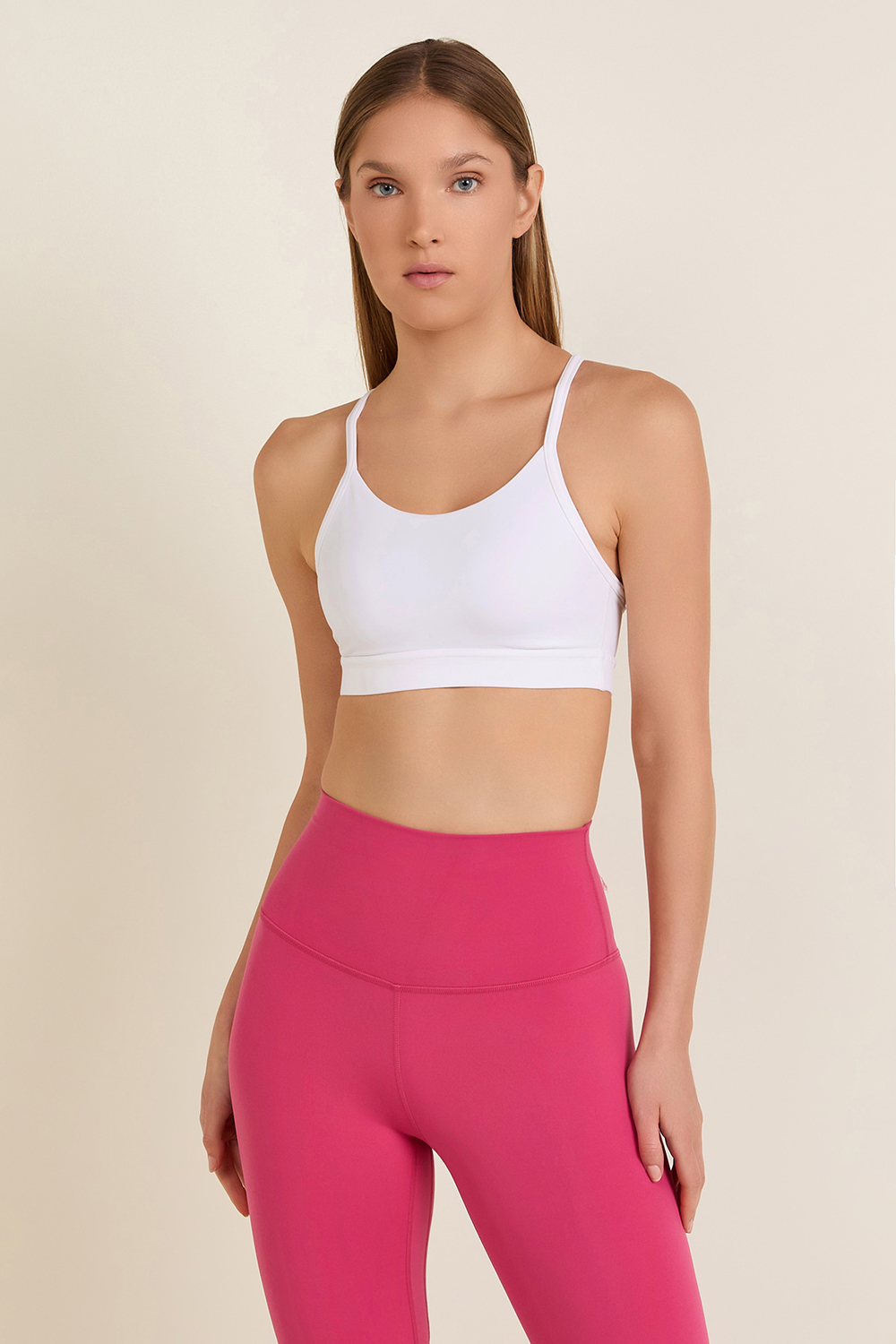 תמונת דוגמן קידמית של Flow Y mid-support bra