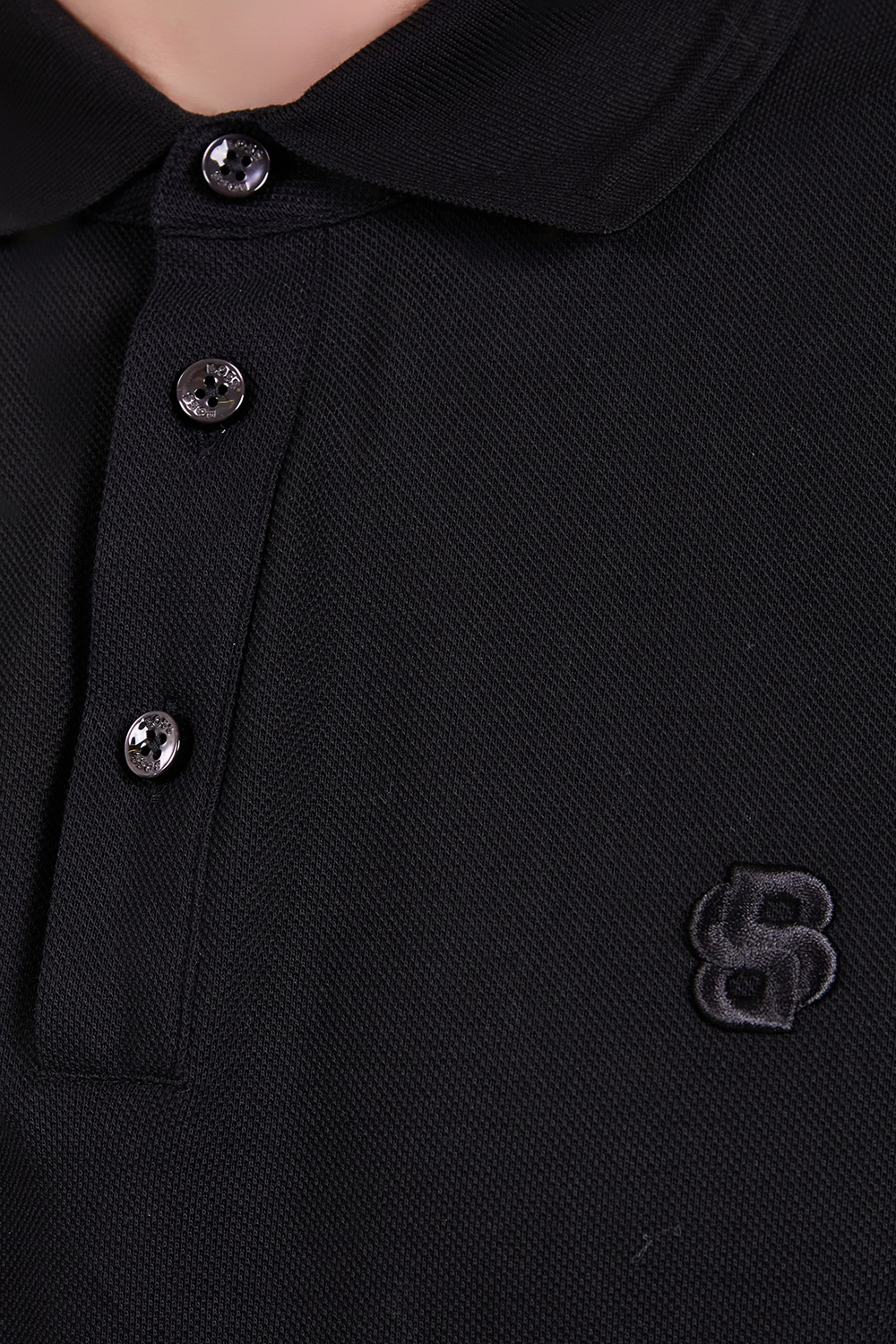 תמונת תקריב דוגמן של חולצת פולו