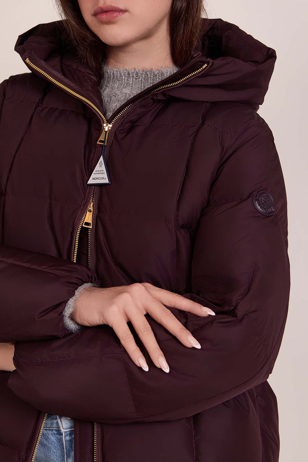 תמונת תקריב דוגמן של מעיל פוך דרבון