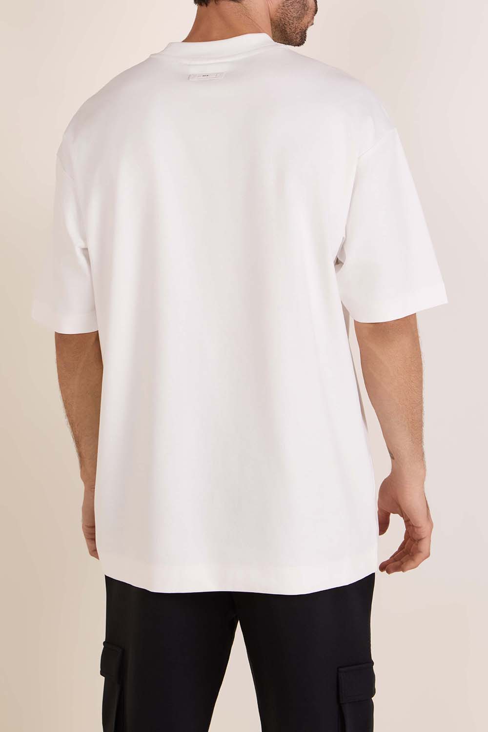 תמונת דוגמן אחורית של חולצת טי משוחררת