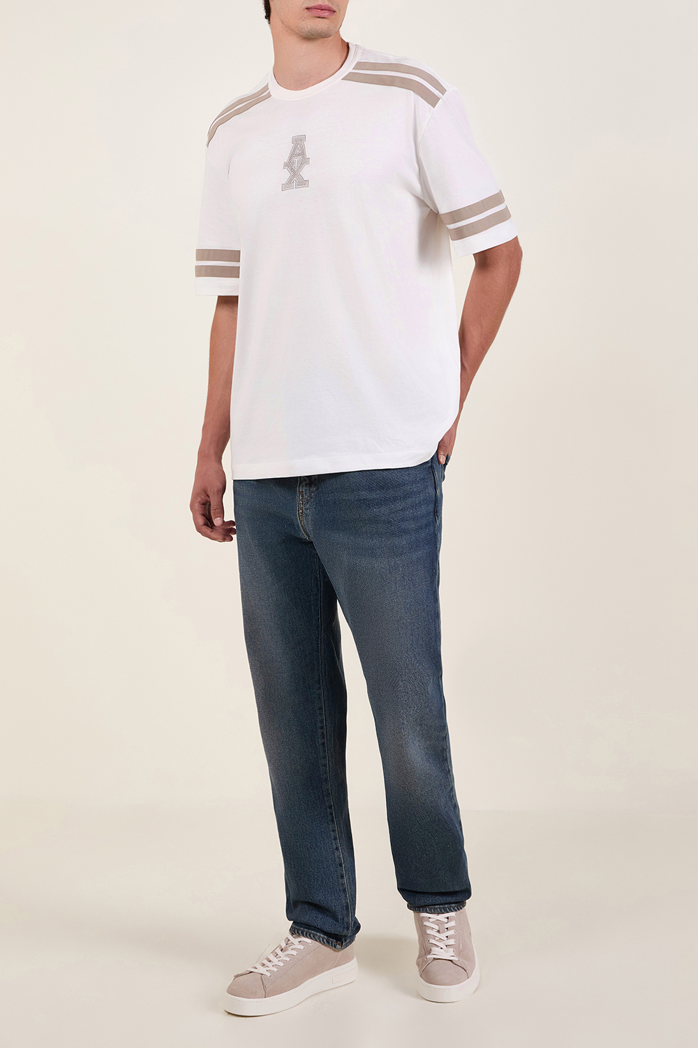 תמונת דוגמן קידמית של נעלי סניקרס