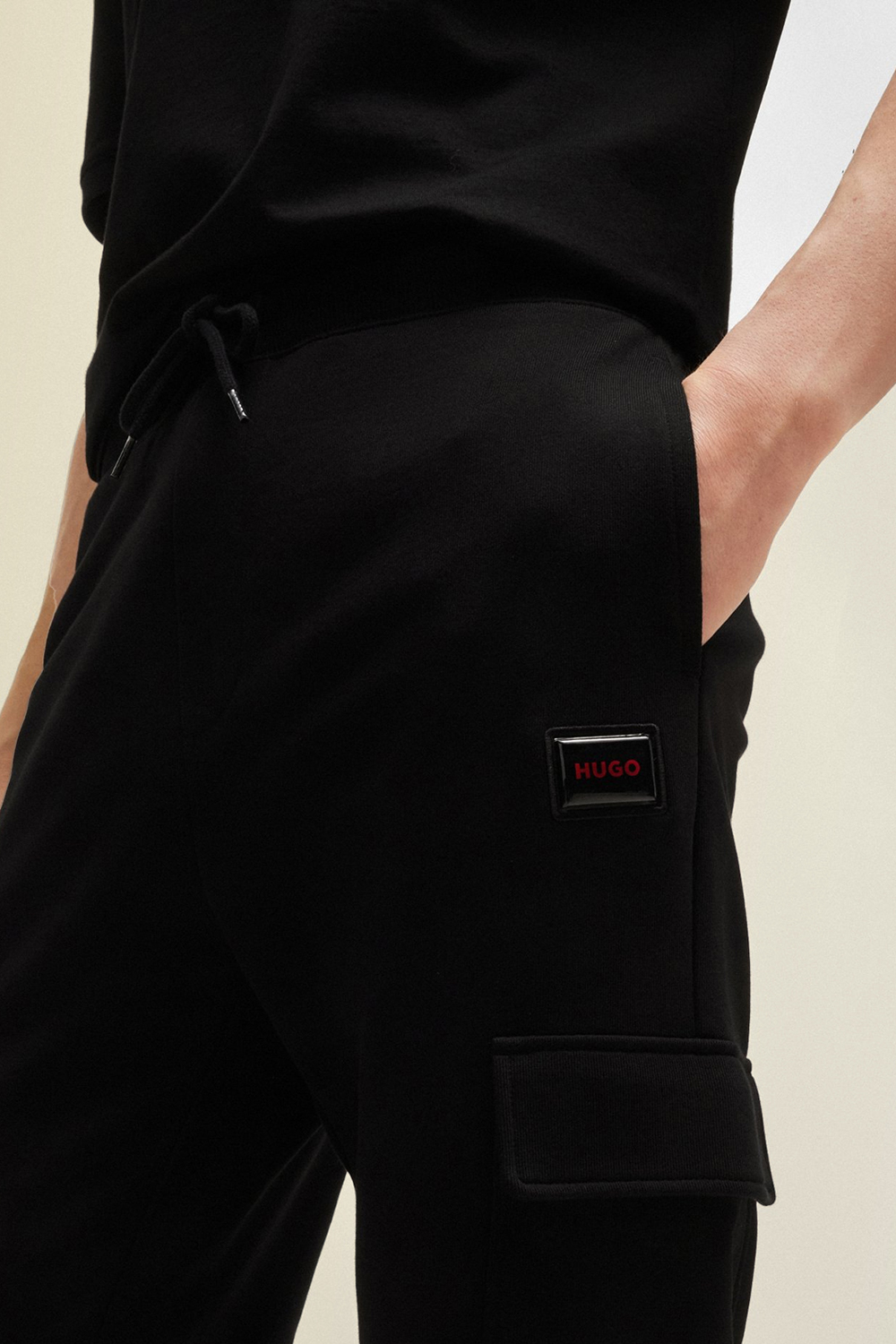 תמונת תקריב דוגמן של מכנסי ג'וג ארוכים