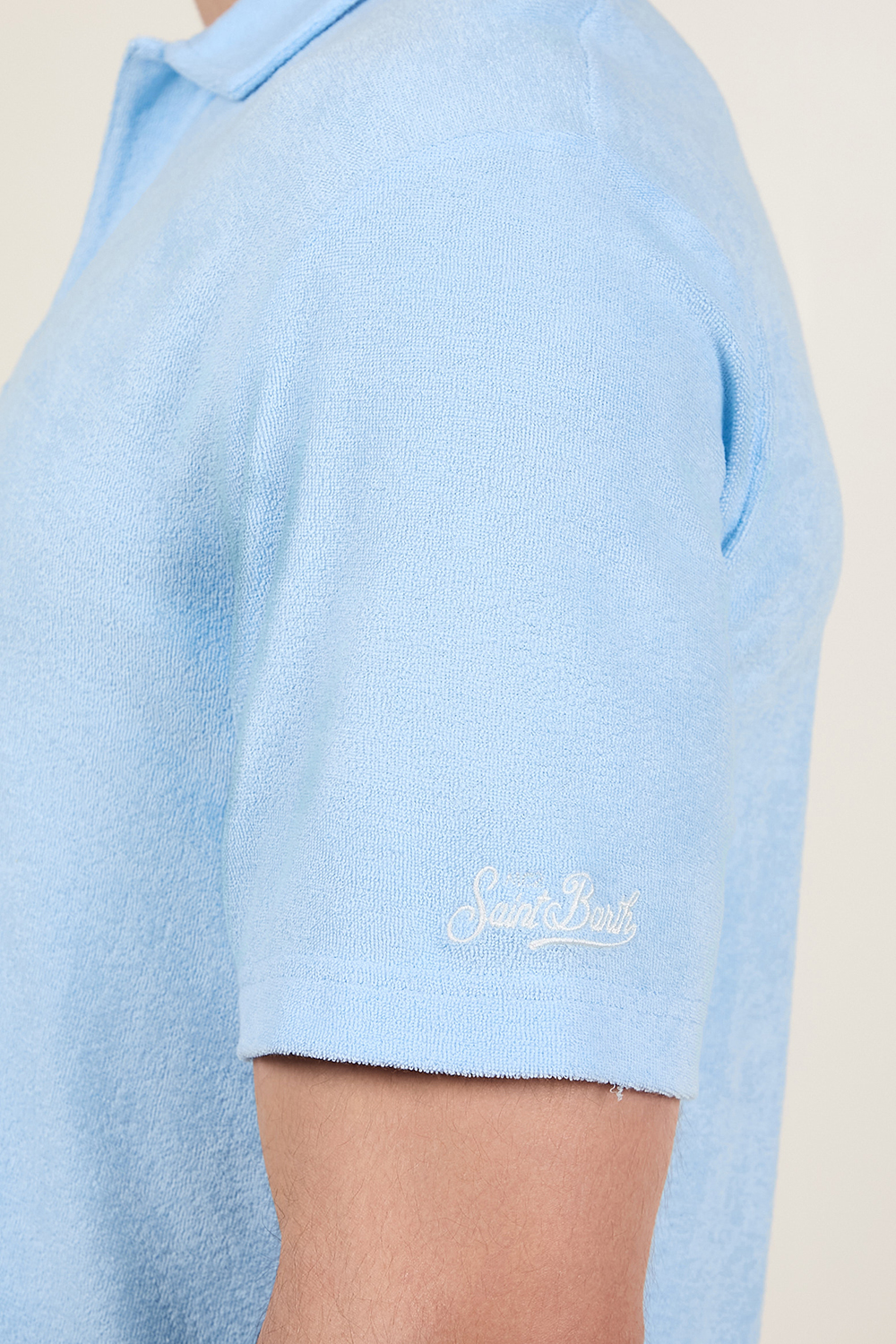 תמונת תקריב דוגמן של חולצת פולו קצרה