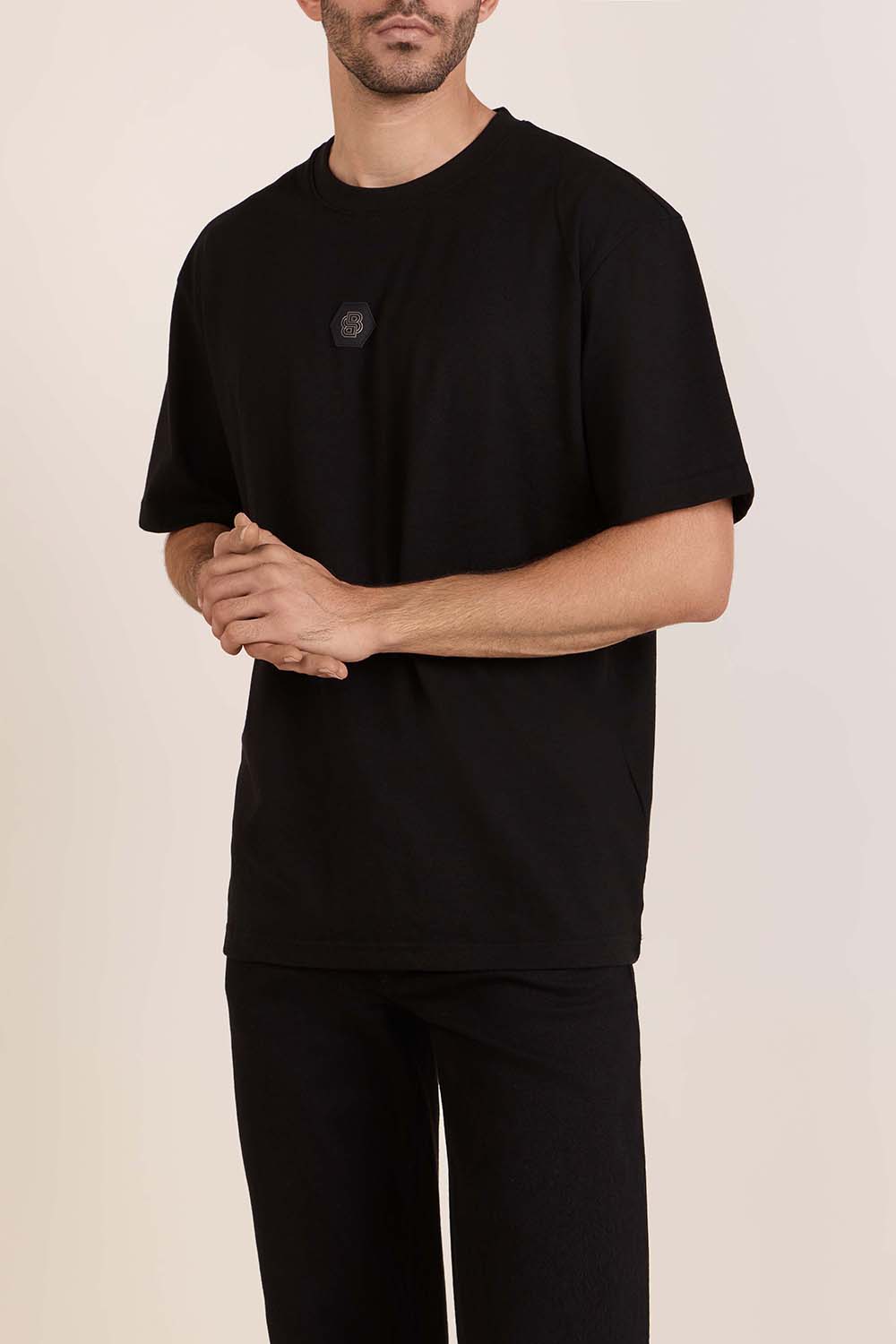 תמונת דוגמן קידמית של חולצת טי אוברסייז