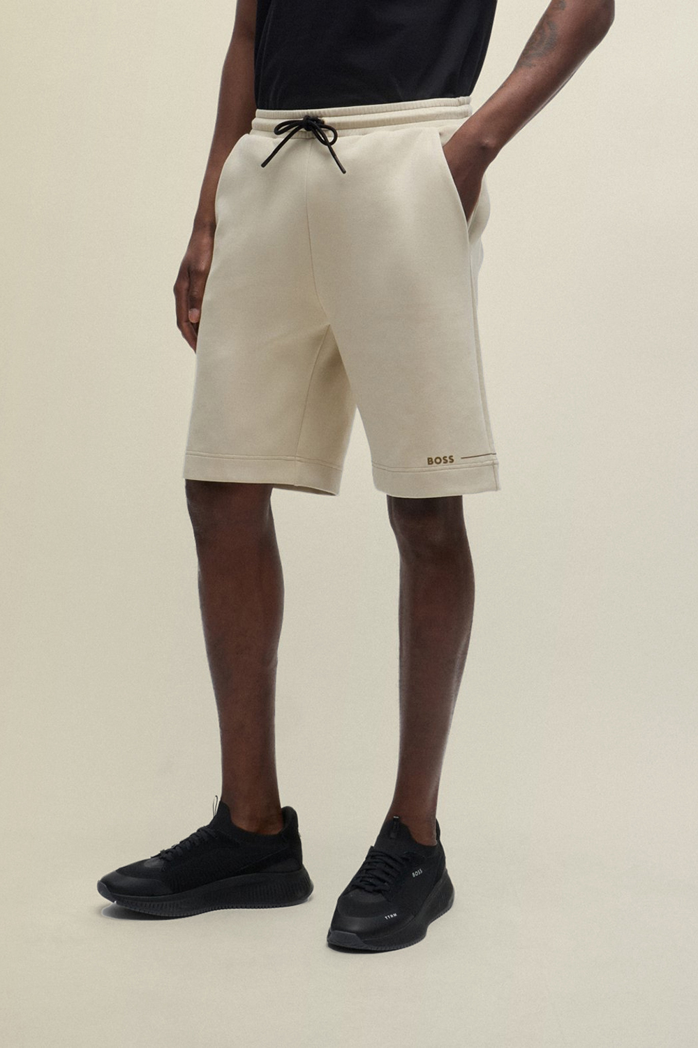 תמונת דוגמן קידמית של מכנסי ברמודה עם הדפס אחורי