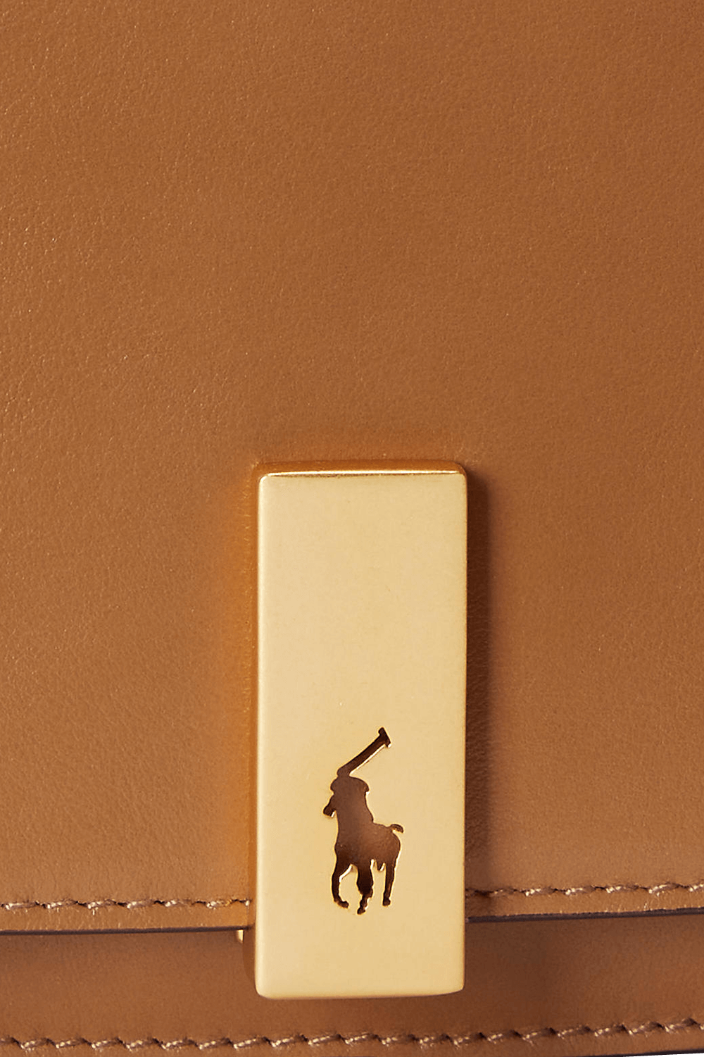 תמונת תקריב של תיק אוכף קרוסבודי מעור עם לוגו מפליז