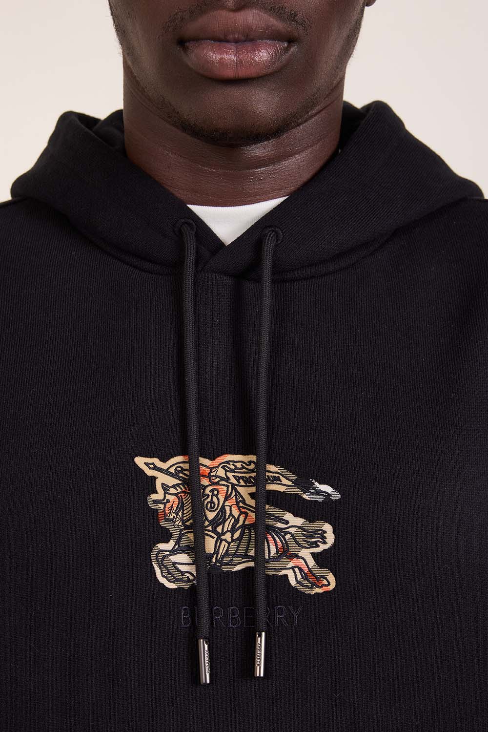 תמונת תקריב דוגמן של סווטשירט קפוצ'ון