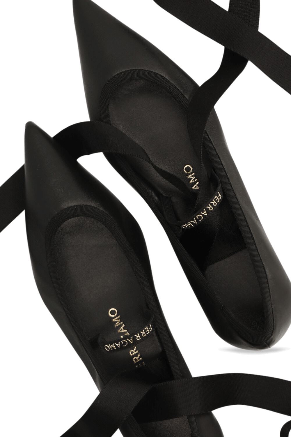 תמונה אחורית של נעלי בלרינה עם סרט סאטן