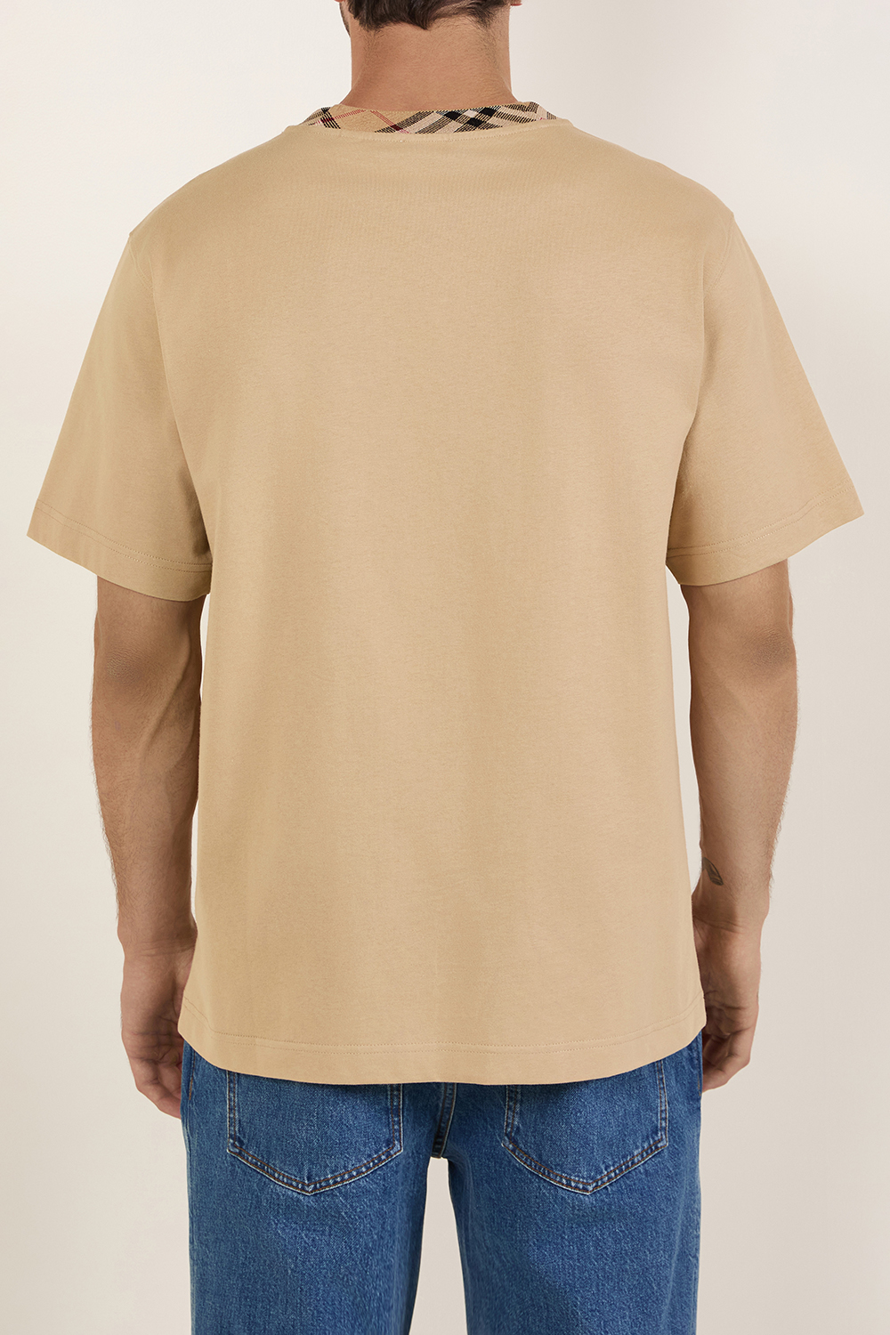 תמונת דוגמן אחורית של חולצת טי עם צווארון משבצות