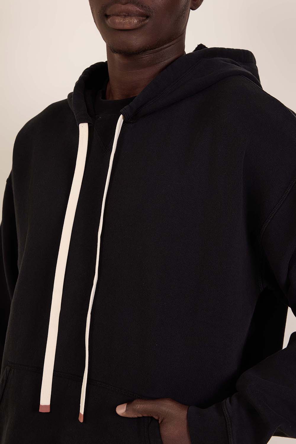 תמונת תקריב דוגמן של סווטשירט קפוצ'ון