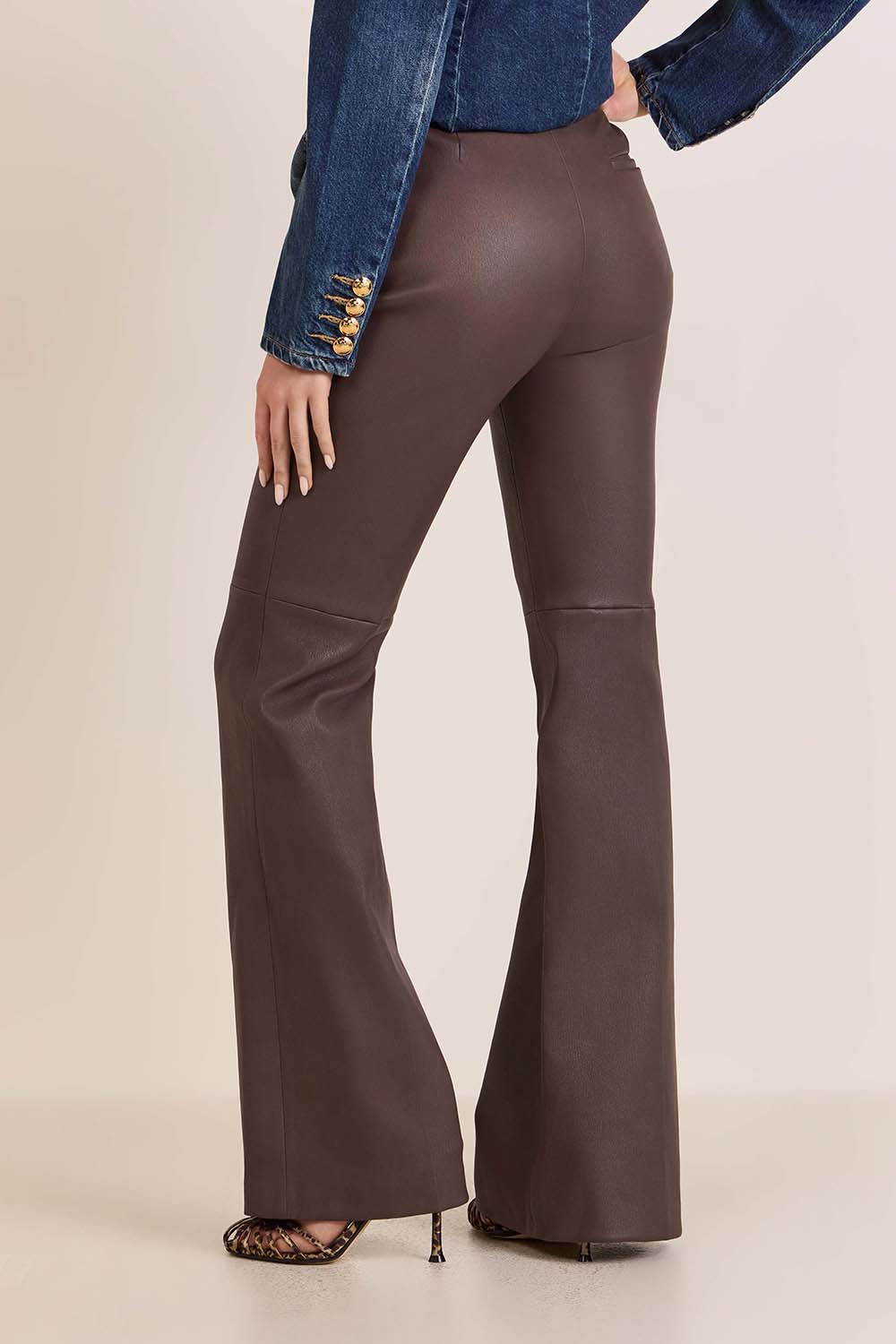 תמונת דוגמן אחורית של מכנסי עור