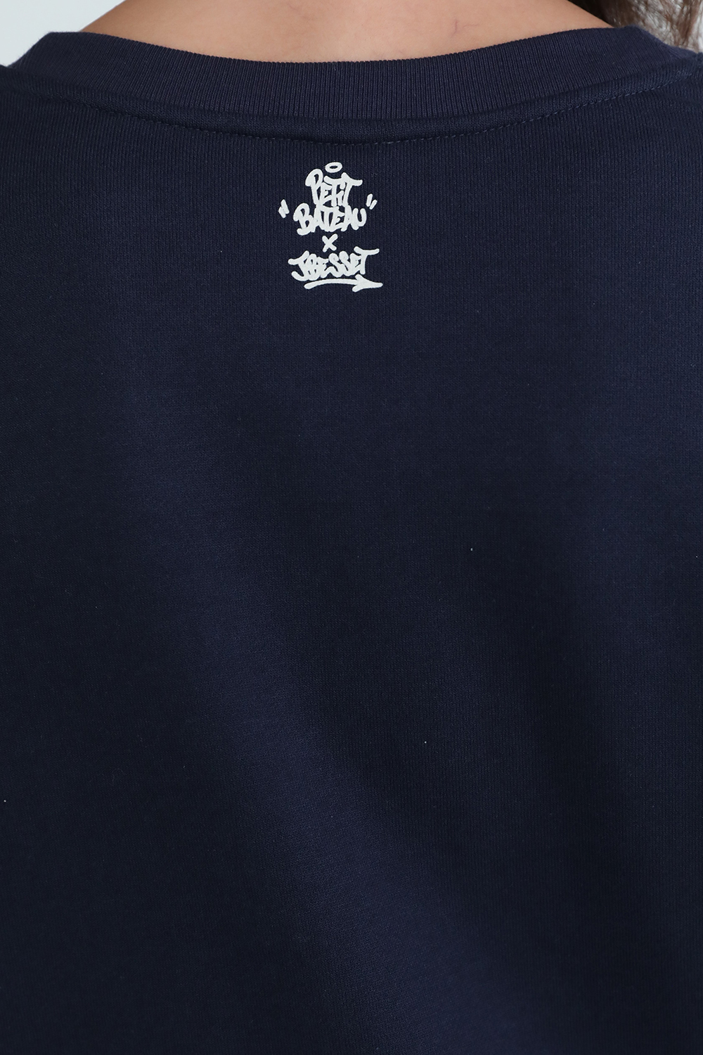 תמונת תקריב דוגמן של סווטשירט סמוק