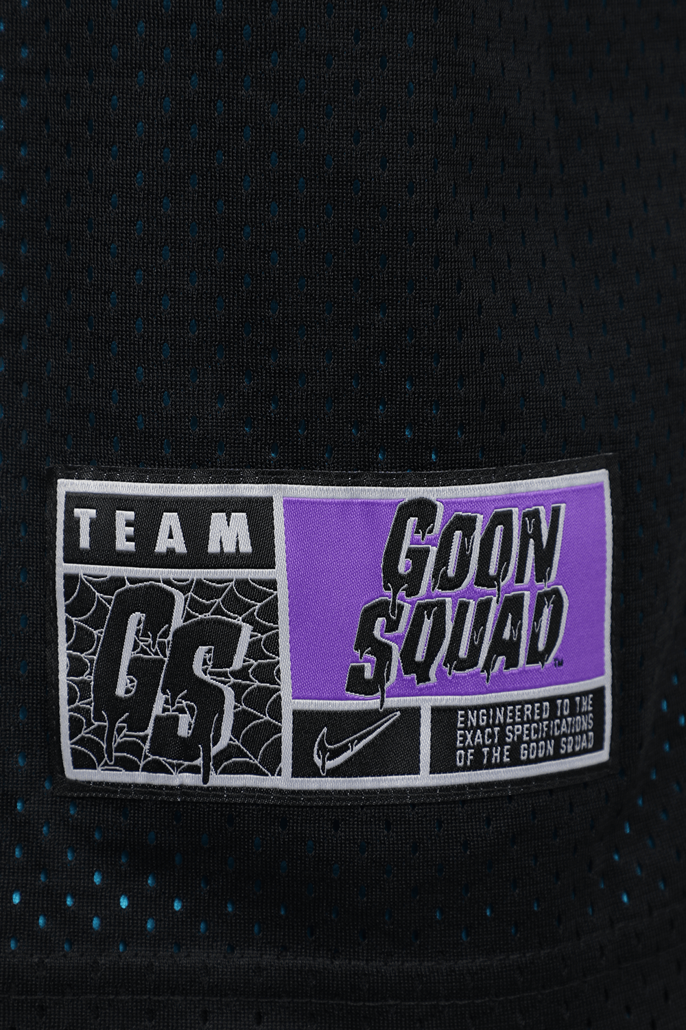 תמונה אחורית של גופיית כדורסל דו צדדית ספייס ג'אם בצבעי תכלת ושחור