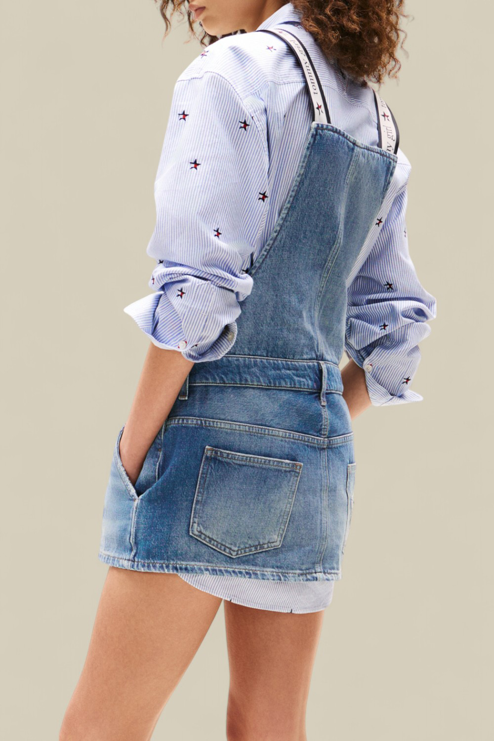 תמונת דוגמן אחורית של שמלת אוברול ג'ינס