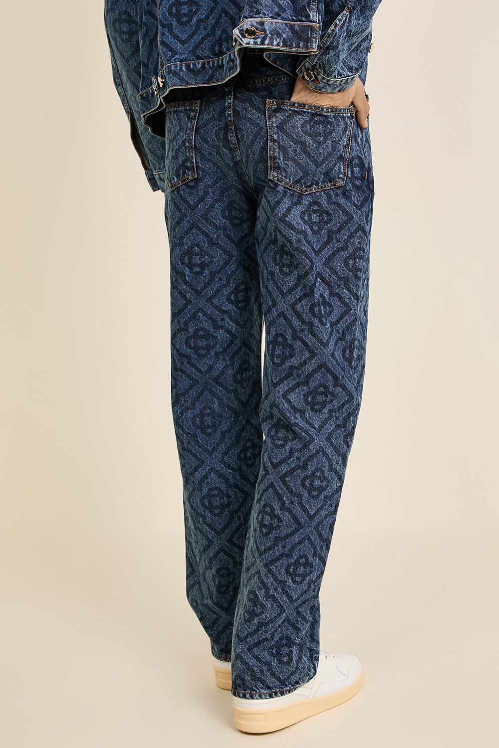 תמונת דוגמן אחורית של מכנסי ג'ינס