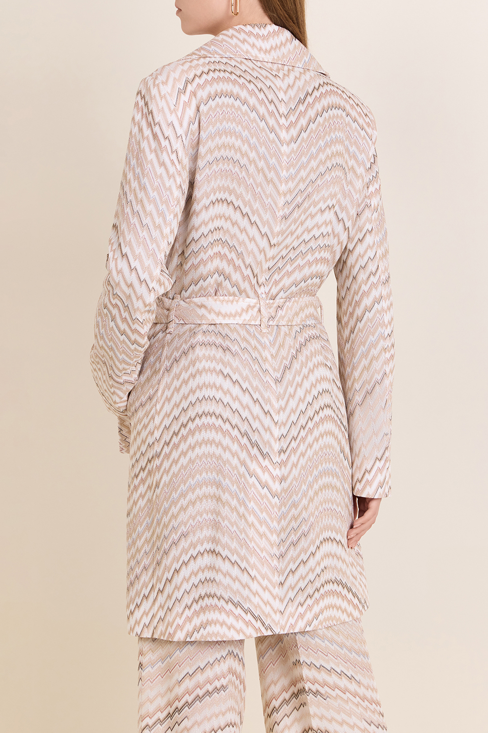 תמונת דוגמן אחורית של מעיל טרנץ'