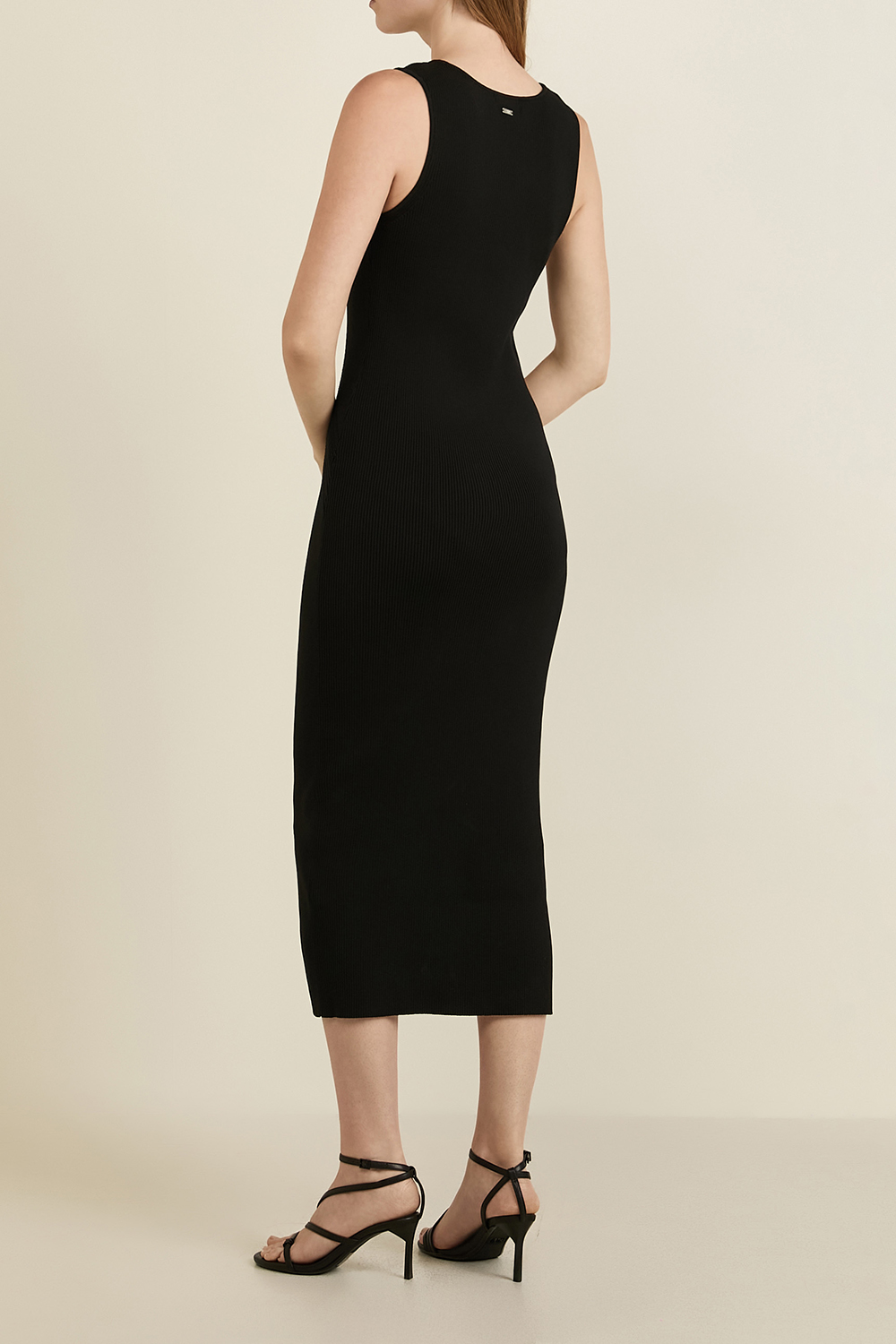 תמונת דוגמן אחורית של שמלת ריב סרוגה