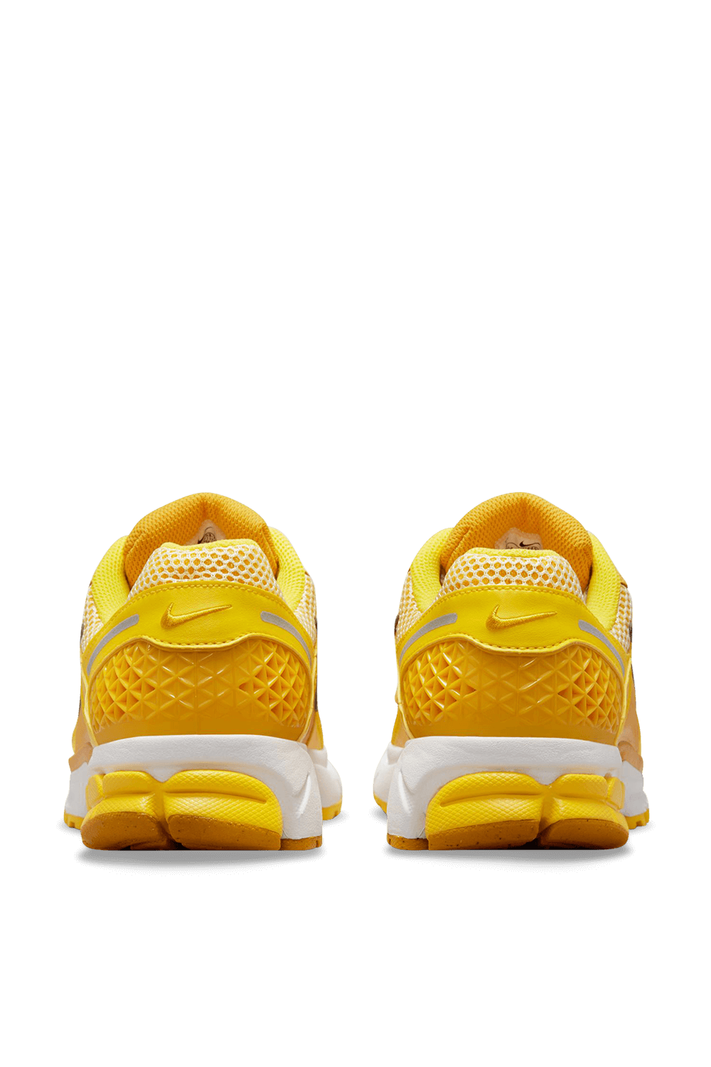 תמונה אחורית של נעלי סניקרס זום וומרו 5 פרימיום