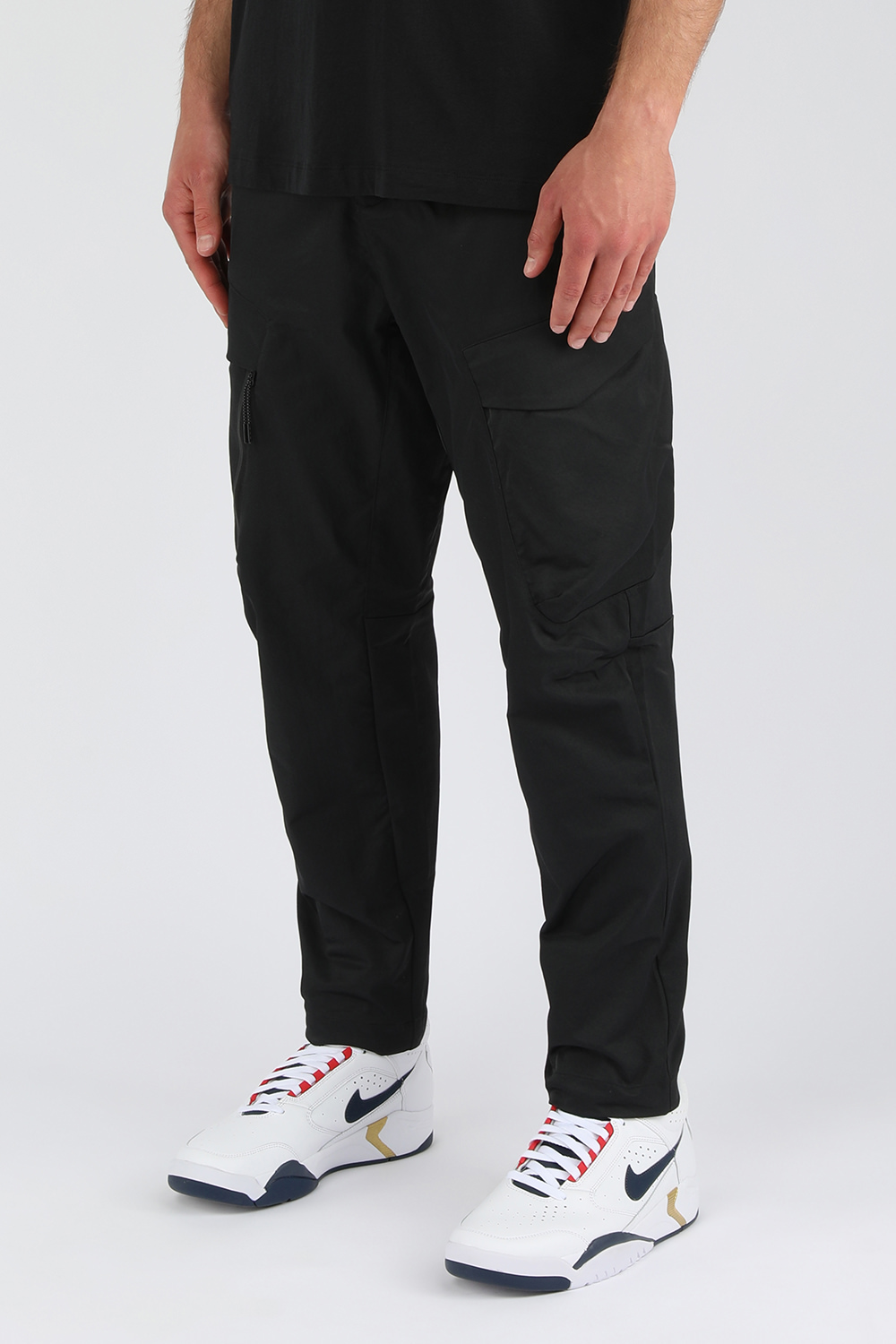 תמונת דוגמן קידמית של מכנסי קרגו שחורים