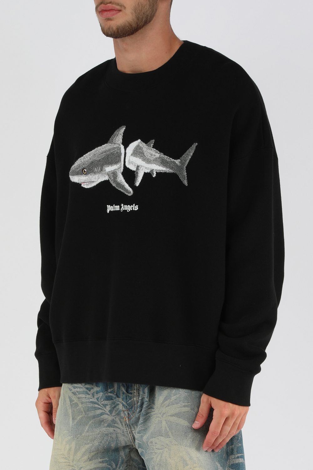 תמונת דוגמן קידמית של סווטשירט כריש שחור עם צווארון עגול