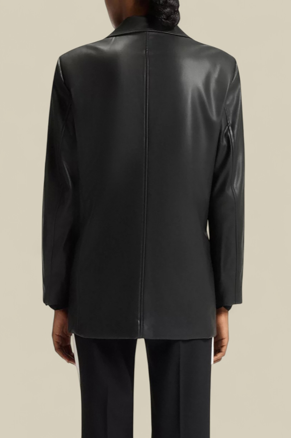 תמונת דוגמן אחורית של בלייזר עור