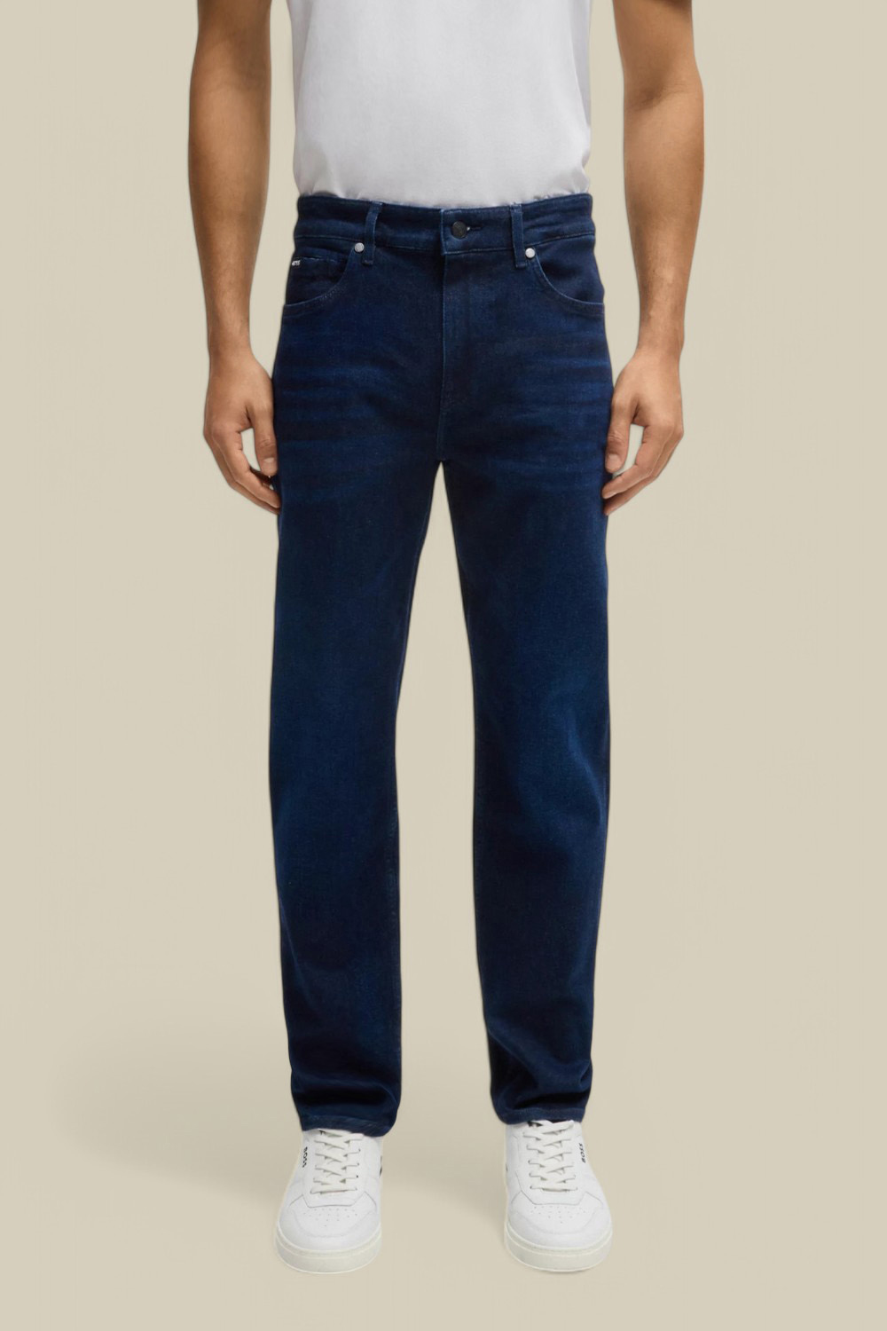 תמונת דוגמן קידמית של מכנסי ג'ינס בגזרה רגילה