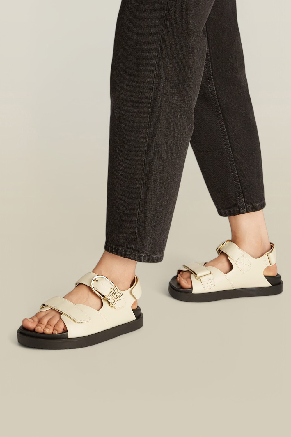 תמונת דוגמן קידמית של סנדלי סלינג בק