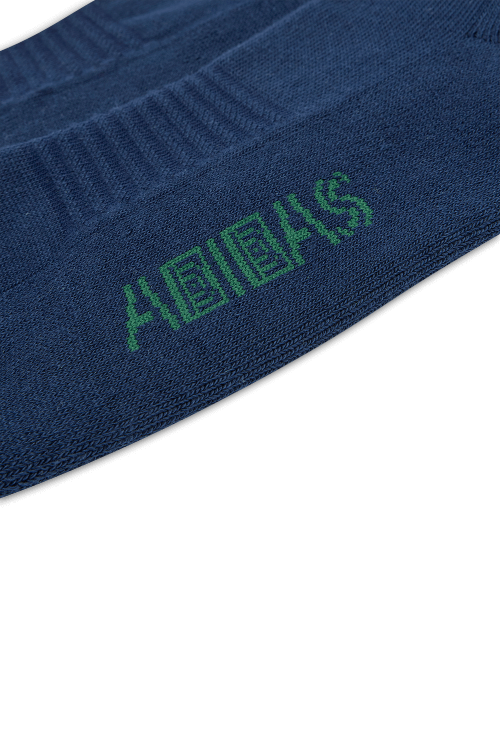 תמונת תקריב של אדידס X בריין דד גרביים