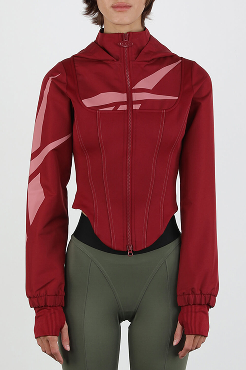 תמונת דוגמן קידמית של קארדי בי X ריבוק ז'קט ספורטיבי בצבע אדום