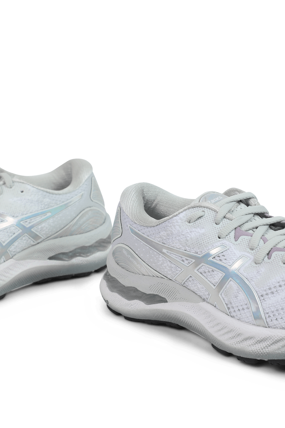 תמונת תקריב של נעלי ספורט ג'ל נימבוס 23 בגוון לבן