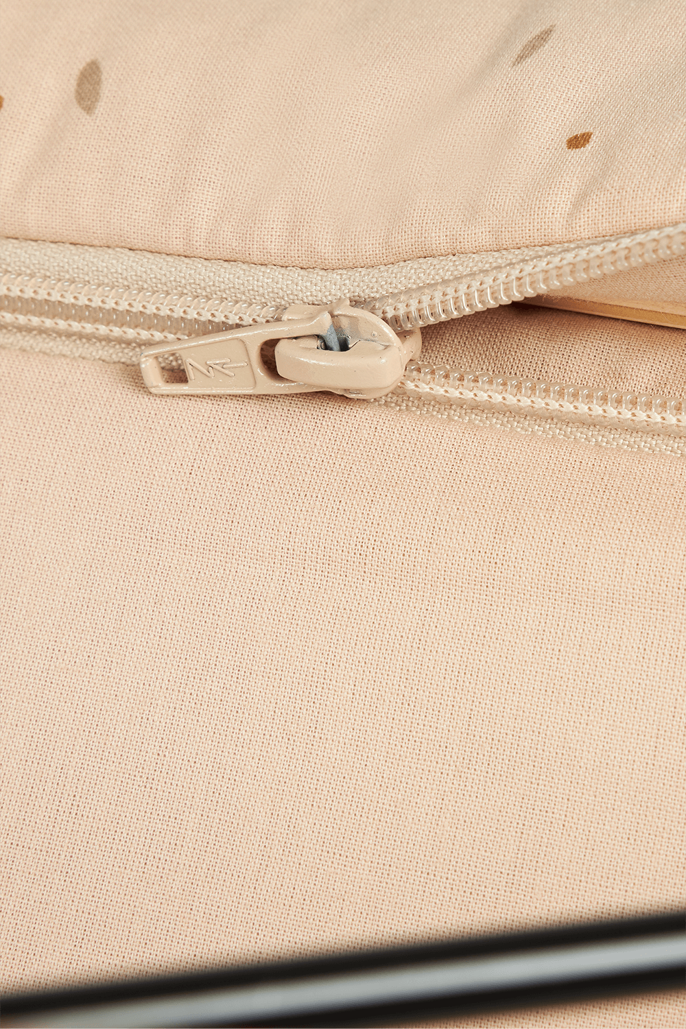 תמונה אחורית של כיסא נדנדה לתינוק בשילוב כותנה אורגנית