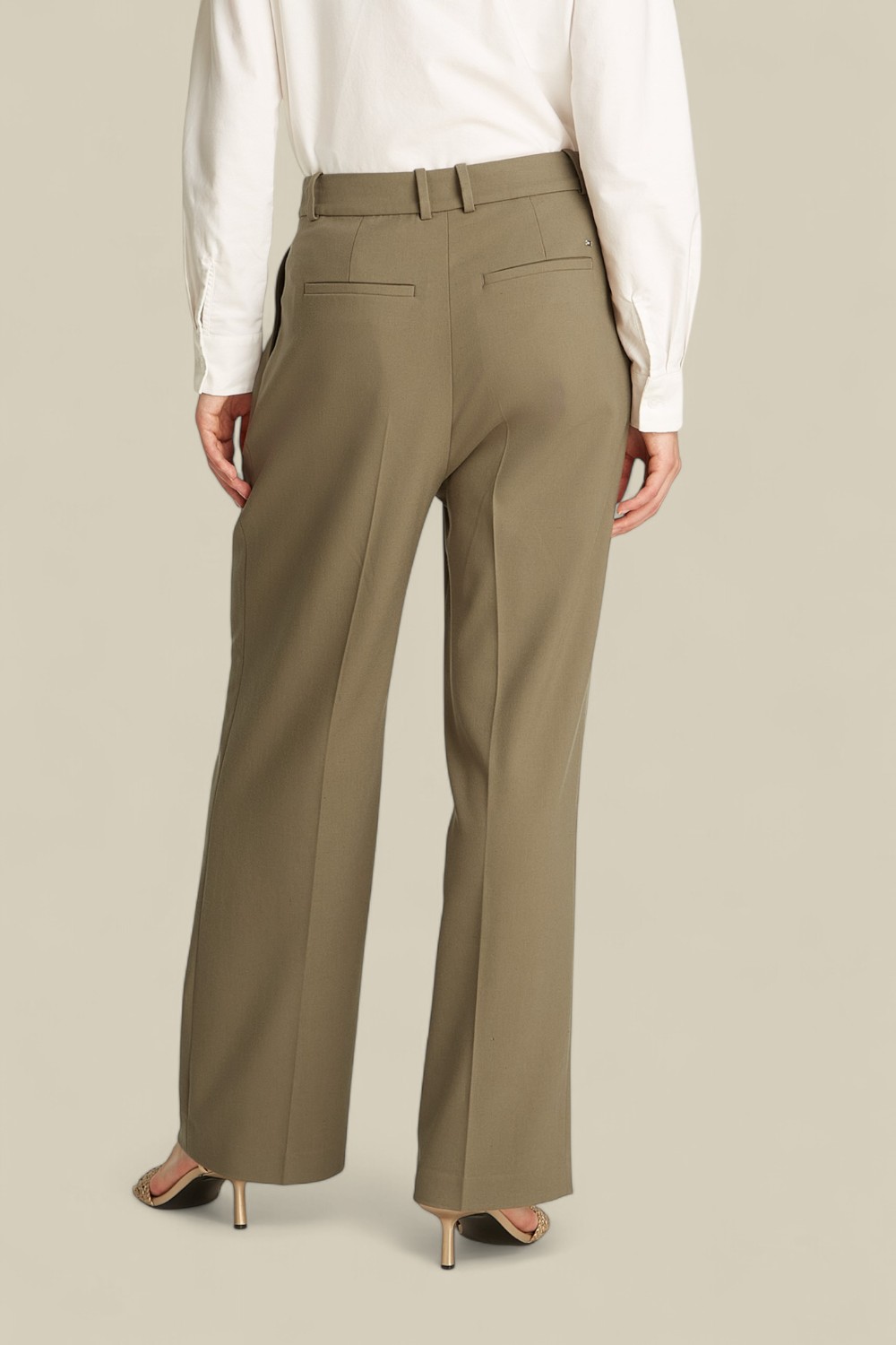 תמונת דוגמן אחורית של מכנסיים ארוכים