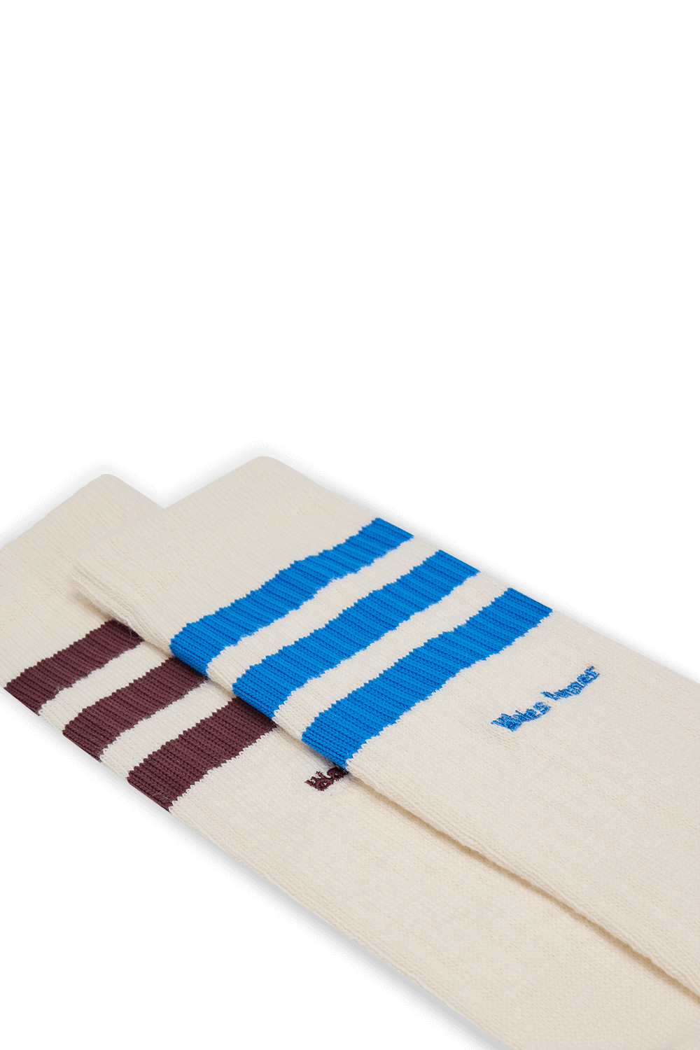 תמונת תקריב של אדידס X וולס בונר שני זוגות גרביים