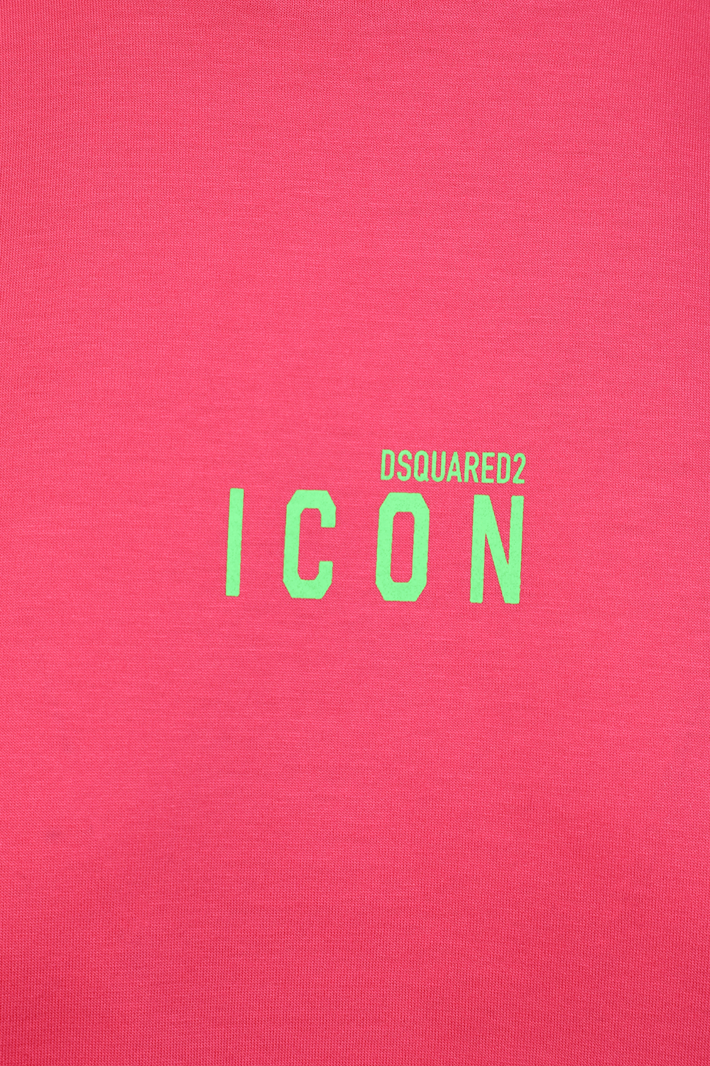 תמונה אחורית של חולצת טי ורודה עם לוגו ירוק זוהר