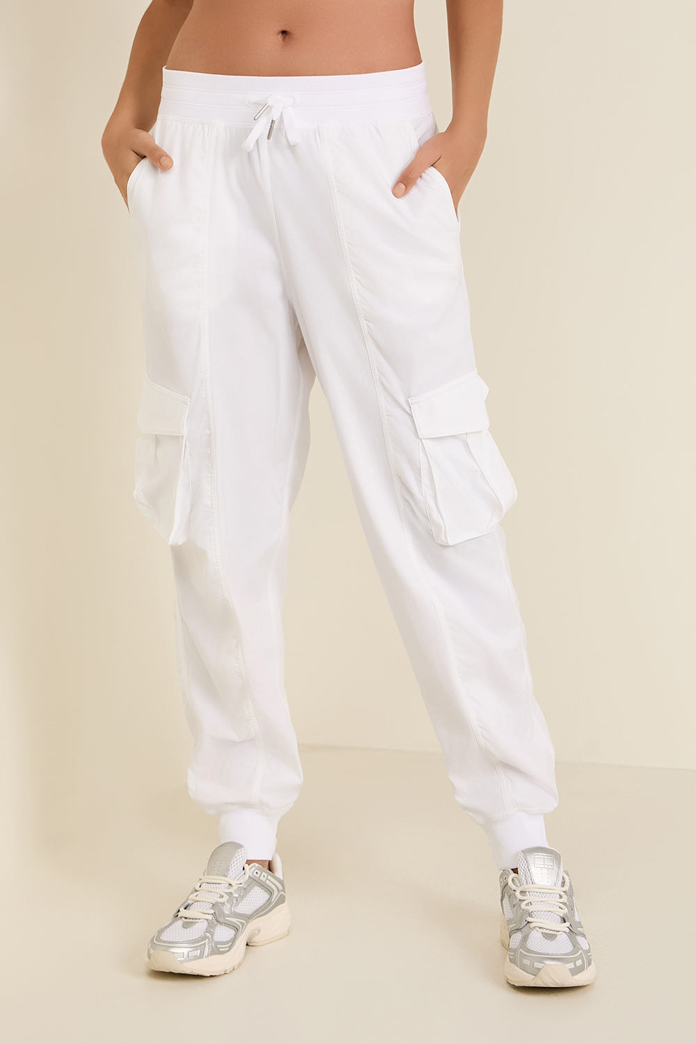 תמונת דוגמן קידמית של Dance Studio Relaxed Fit MR Cargo Pants